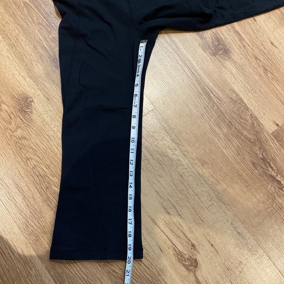 Black capris lululemon with back leg slit - Picture 9 of 9